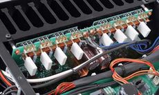 Luxman C-600F + M-600A Dwa identyczne modu�y wyj�ciowe - ka�dy
generuje moc z o�miu tranzystor�w ko�cowych.