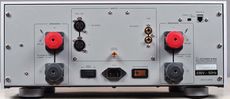 Luxman C-600F + M-600A Jeden komplet wyj�� g�o�nikowych, ale dwa
komplety wej��: zbalansowane i single-ended
- wyboru nale�y dokona� prze��cznikiem.