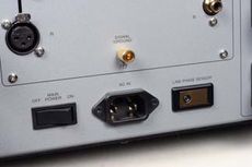 Luxman C-600F + M-600A Czujnik poprawno�ci wykonania instalacji
elektrycznej wskazuje, czy przew�d fazowy
jest na w�a�ciwym miejscu.