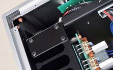 Luxman C-600F + M-600A Tajemnic� monolitycznej konstrukcji obudowy
kryj� widoczne od wewn�trz kszta�towniki,
kt�re spinaj� s�siaduj�ce p�yty.