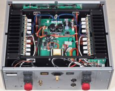 Luxman C-600F + M-600A Widoczny podzia� na sekcje nie tylko separuje poszczeg�lne obwody,
ale i wzmacnia konstrukcj� mechaniczn� obudowy.