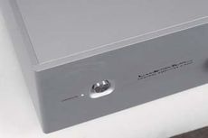 Luxman C-600F + M-600A Aluminiowe �cianki obudowy s� solidne, ale
nie efekciarsko grube; idealne spasowanie
element�w i subtelny kolor prezentuj� si�
znakomicie.