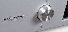 Luxman C-600F + M-600A Logo producenta wykonano w wyfrezowaniu
i wype�niono czarn� farb�.