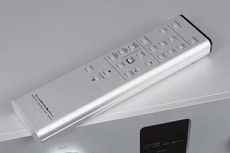 Luxman C-600F + M-600A Metalowy pilot wygl�da delikatnie i �wietnie
pasuje do klimatu urz�dze�.