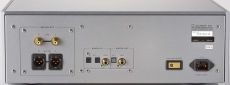 Luxman D-08 Wyj�cia analogowe XLR i RCA, wyj�cia cyfrowe optyczne i elektryczne oraz taki sam komplet wej��.