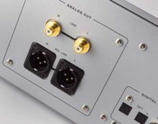 Luxman D-08 Gniazda XLR (z�ocone, Neutrik a) s� tu
absolutnie na miejscu - ca�y uk�ad jest zbalansowany.