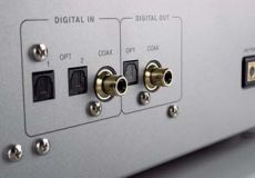 Luxman D-08 Trzy wej�cia cyfrowe (dwa optyczne i jedno
elektryczne) pozwol� obs�u�y� przetwornikami
D-08 kilka zewn�trznych �r�de� cyfrowych.