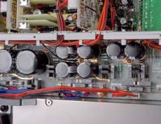 Luxman D-08 Widok od spodu ukazuje struktur� ca�ej konstrukcji.