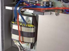 Luxman D-08 Gniazda wyj�ciowe RCA zosta�y wlutowane
do niewielkiej p�ytki, za� XLR - bezpo�rednio
do g��wnej. Wyj�cia kluczowane s� przeka�nikami.
