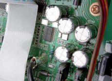 Luxman D-08 Uk�ad odbiornika cyfrowego Burr-Browna.
Obs�uguje sygna�y tylko do 96 kHz, wi�c cz��
nagra� z Blu-raya lub odtwarzaczy twardodyskowych
o cz�stotliwo�ci pr�bkowania 192 kHz
trzeba b�dzie najpierw przekonwertowa�.
