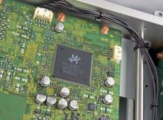 Luxman D-08 P�ytka steruj�ca nap�dem, z ko�ci� Mediateka,
coraz cz�ciej zast�puje wszechobecn�
niegdy� w odtwarzaczach SACD ko�� dekoduj�c�
Sony.