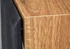 Magnat QUANTUM 557 Jasnoorzechow�
(tylko drewnopodobn�,
ale dobrej jako�ci)
oklein� po�o�ono od
kraw�dzi do kraw�dzi -
to trudniejsza technologia
ni� z wyodr�bnionym
frontem.