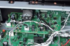 Marantz PM5003 Uk�ad przedwzmacniacza otrzyma� w Marantzu osobn� p�ytk�, przykr�con� do przedniej �cianki. Sekcja zbudowana jest z element�w dyskretnych.