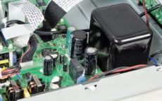 Marantz NA 7004 Na p�ytce g��wnej umieszczono zasilacz impulsowy,
dostarczaj�cy pr�d do uk�ad�w cyfrowych. Obok
wida� zaekranowany transformator przeznaczony
dla sekcji audio.