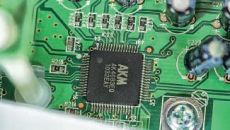 Marantz NA 7004 CODEC AKM z konwerterem A/D, selektorem wej��
oraz odbiornikiem cyfrowym.