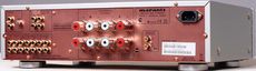 Marantz PM8003 Miedziowana tylna p�yta by�a dawniej znakiem rozpoznawczym tych urz�dze� Marantza,
kt�rych dotyka� si� Ken Ishiwata.