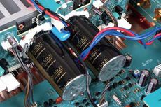 Marantz PM8003 W Marantzu znajdziemy
znakomite kondensatory
Nichicona.
Przyklejono je
do p�ytki silikonem,
aby
mniej
drga�y.
