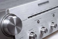 Marantz PM8003 Projekt plastyczny PM8003 zosta� wzi�ty
wprost z hi-endowych serii Marantza. Uk�ad
manipulator�w jest klasyczny. Du�e pokr�t�o
na pierwszym planie to selektor wej��. Za
nim wida� wg��bienie, w kt�rym zapalaj� si�
niebieskie diody.