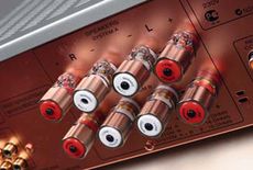 Marantz PM8003 Po raz pierwszy na tym poziomie cenowym
otrzymujemy tak solidne zaciski g�o�nikowe.