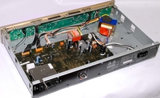 Marantz ST7001 Nieprzypadkowo wn�trze Marantza
przypomina Denona... tutaj mamy
dodatkowo modu� DAC, i st�d te�
wi�cej element�w zasilacza na
g��wnej p�ytce.