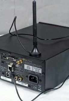 Musical Fidelity M1CLiC W Clicku antenka Wi-Fi jest na kablu - daje to wi�ksz�
swobod� w manewrowaniu, szczeg�lnie je�li
router znajduje si� daleko od odtwarzacza.