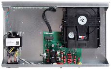 Micromega CD-10 Wewn�trz obudowy CD-10 zmie�ci�by si� jeszcze drugi, taki sam odtwarzacz.
Du�o miejsca pozwala jednak swobodnie rozplanowa� elementy - w tym odsun��
transformator od uk�adu.