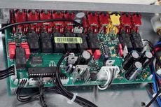 Micromega IA-60 P�ytka przedwzmacniacza i logiki. Z lewej
strony preamp phono, z prawej kostka Crystala
steruj�ca poziomem wzmocnienia.