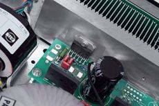 Micromega IA-60 Ko�c�wka Micromegi to pojedynczy
(na kana�) scalak z serii LM. To
tutaj zaoszcz�dzono fundusze,
przekierowane do transformator�w...