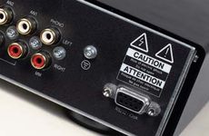 Micromega IA-60 Wzmacniacz stereo XXI wieku - obok wej�cia
gramofonowego, wyposa�ony zosta� r�wnie�
w wej�cie steruj�ce RS232.