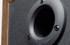 Monitor Audio MR 4 Drugi otw�r bas-refleks
znajduje si� na tylnej �ciance,
u g�ry - tworzy on uk�ad
rezonansowy z g�o�nikiem
nisko-�redniotonowym,
a ten z przodu - z g�o�nikiem
niskotonowym.