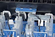 Nad C326BEE Ko�c�wki zmontowano z pojedynczych par
tranzystor�w; w�asne radiatory otrzyma�y te�
tranzystory steruj�ce.