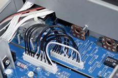Nad C326BEE Potencjometr wzmocnienia to znowu czarny
Alps; regulacje balansu i barwy d�wi�ku pracuj� z ta�szymi, otwartymi potencjometrami.