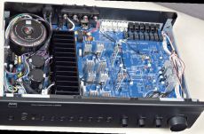 Nad C326BEE W C 326 BEE, podobnie jak w 550A, zasilanie odseparowano od cz�ci wzmacniaj�cej g��wnym
radiatorem ko�c�wki. Sekcja wej�ciowa ko�c�wki mocy zosta�a zbudowana w technice SMD na
ma�ych p�ytkach, wpi�tych do g��wnej p�yty-matki.