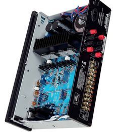NAD C355BEE Uk�ad C355BEE zmontowano na jednej du�ej p�ytce
drukowanej, zasilacz oddzielono radiatorami.
