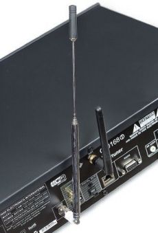 NAD C446 Dwie anteny (na wyposa�eniu) - mniejsza Wi-Fi
i du�a dla radia DAB.