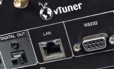 NAD C446 W przypadku radia internetowego to podstawowe
gniazdo - LAN. Nad nim logo vTuner - platforma
internetowa www.vtuner.com integruje wiele fi rm,
opr�cz NAD-a r�wnie� Arcama, Denona, Harmana
i inne.