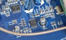 NAD C446 Na pierwszym planie ADC Burr-Browna, za nim
DAC Cirrus Logic, a po prawej stronie znakomity
zegar taktuj�cy obydwa uk�ady.