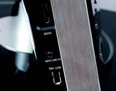 Philips HTS6600 Sprz�t przeno�ny z �atwo�ci� pod��czymy
dzi�ki gniazdom na bocznym panelu, w�r�d
kt�rych szczeg�lnie cieszy USB.