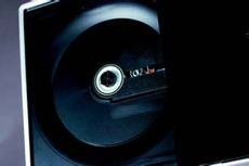 Philips HTS6600 P�le��ca jednostka centralna wymaga
nabrania pewnej wprawy w obs�udze
mechanizmu, ale odsuwany fragment frontu
skrywaj�cy czytnik prezentuje si� i pracuje
wy�mienicie.