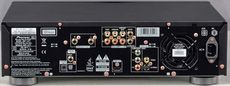 Pioneer BDP-LX71 Wyposa�enie Pioneera jest bardzo bogate;
obok zr�nicowanych, bardzo wysokiej jako�ci
gniazd brakuje tylko portu sieciowego LAN
i profilu 2.0