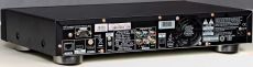 Pioneer BDP-LX52 Uk�ad gniazd tylnego panelu odtwarzacza Blu-ray zaczyna si� zmienia�,
wida� odej�cie od wyj�� cyfrowych innych ni� HDMI, ale w BDP-LX52 jest
jeszcze z��cze optyczne.