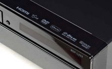 Pioneer BDP-LX52 W najnowszej konstrukcji Pioneera nie
zabrak�o obs�ugi BD Live i DivX-�w, cho� te
ostatnie b�dzie mo�na za�adowa� tylko
z wcze�niej wypalonej p�yty.
