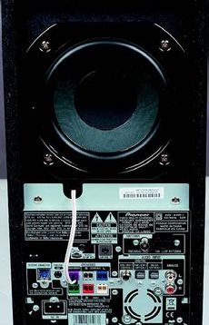 Pioneer RCS-LX60D G�rn� cz�� subwoofera zajmuje g�o�nik
w obudowie bas-refleks, doln� ca�a elektronika
- wzmacniacze oraz dekodery.