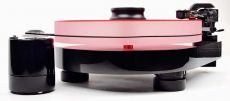 Pro-Ject RPM 9.2 Na wysoki profil ca�ej konstrukcji sk�adaj� si� wysokie stopy, bardzo gruba podstawa i talerz.