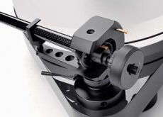 Pro-Ject RPM 9.2 Ty� przeciwwagi zosta� wy�o�ony sorbotanem,
kt�ry �wietnie t�umi drgania. Elementy dla obci��nika
antyskatingu wykonano z mosi�dzu.