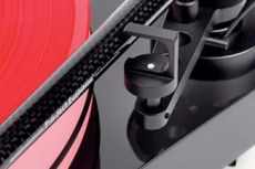 Pro-Ject RPM 9.2 Drobiazg, ale przydatny - rami� utrzymywane
jest w pozycji spoczynkowej nie na zatrzasku,
a za pomoc� ma�ego magnesu.