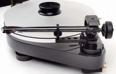 Pro-Ject RPM 9.2 To jedna z g��wnych zmian w stosunku do modelu 9.1 - najnowsze rami� PJ 9cc Evo z rurk�
i g��wk� z w��kna w�glowego oraz du�� obejm� kardanowego zawieszenia.
