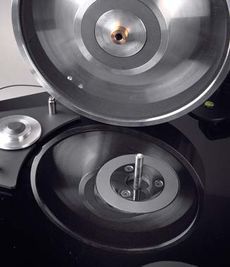 Pro-Ject X-tension Odwr�cone �o�ysko Pro-Jecta z ceramiczn�
kulk� i magnesem. Wida� pasek mikrogumy
po wewn�trznej stronie talerza.