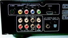 Rotel RDV-1092 Wyposa�enie w wyj�cia audio i wideo kompletne. Wideofil�w najbardziej ucieszy fakt, �e urz�dzenie dysponuje sygna�em 1080p.