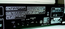 Rotel RDV-1092 RDV-1092 mo�e by� uruchamiany sygna�em 12 V i sterowany z du�ego systemu. Ale wej�cie dla zewn�trznego czujnika podczerwieni dotyczy tylko urz�dze� tej samej marki.